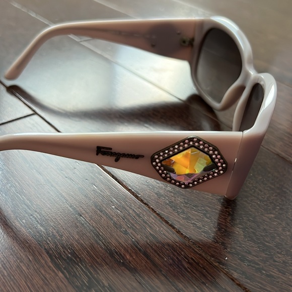 Ferragamo sunglasses - Picture 2 of 7